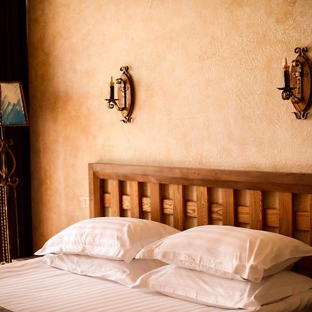 Caucasus Hotel Kasagh Dış mekan fotoğraf A bed with two pillows