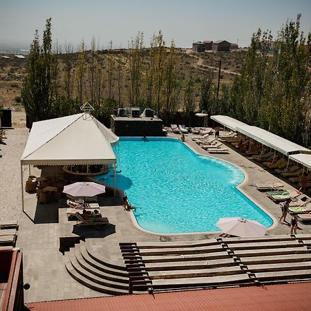 Caucasus Hotel Kasagh Dış mekan fotoğraf The swimming pool at the Grand Hotel