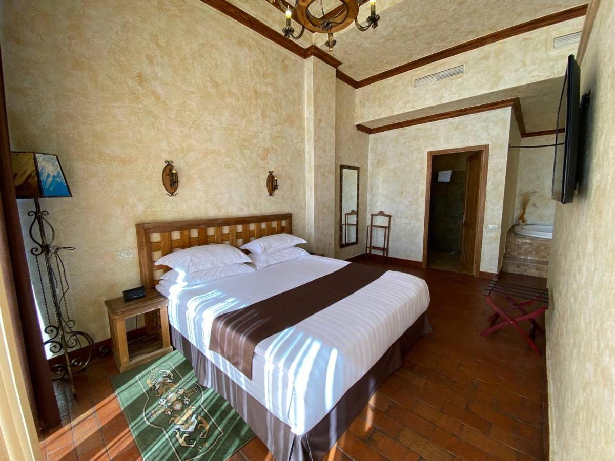Caucasus Hotel Kasagh Dış mekan fotoğraf A room at the hotel