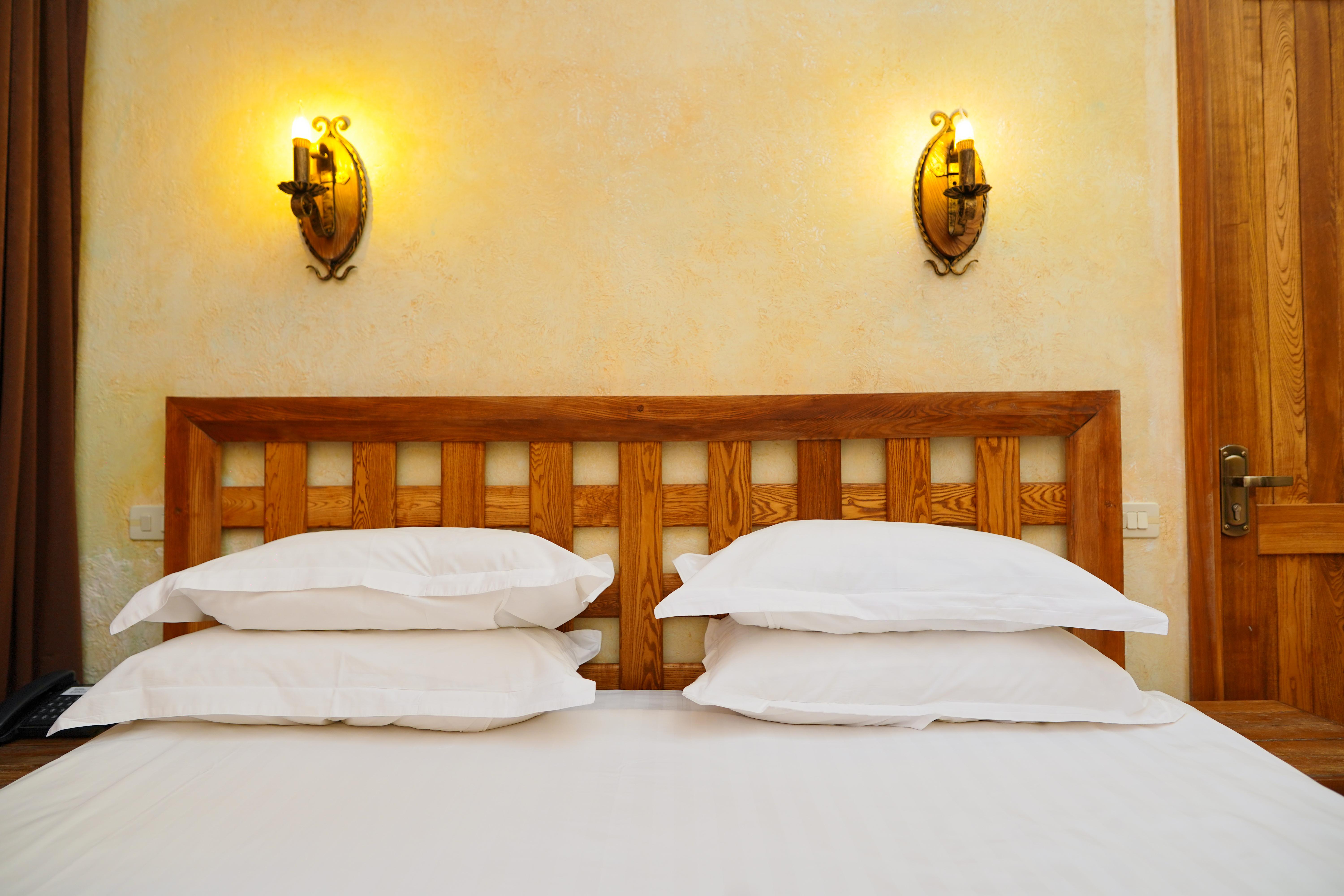 Caucasus Hotel Kasagh Dış mekan fotoğraf A bed with two pillows