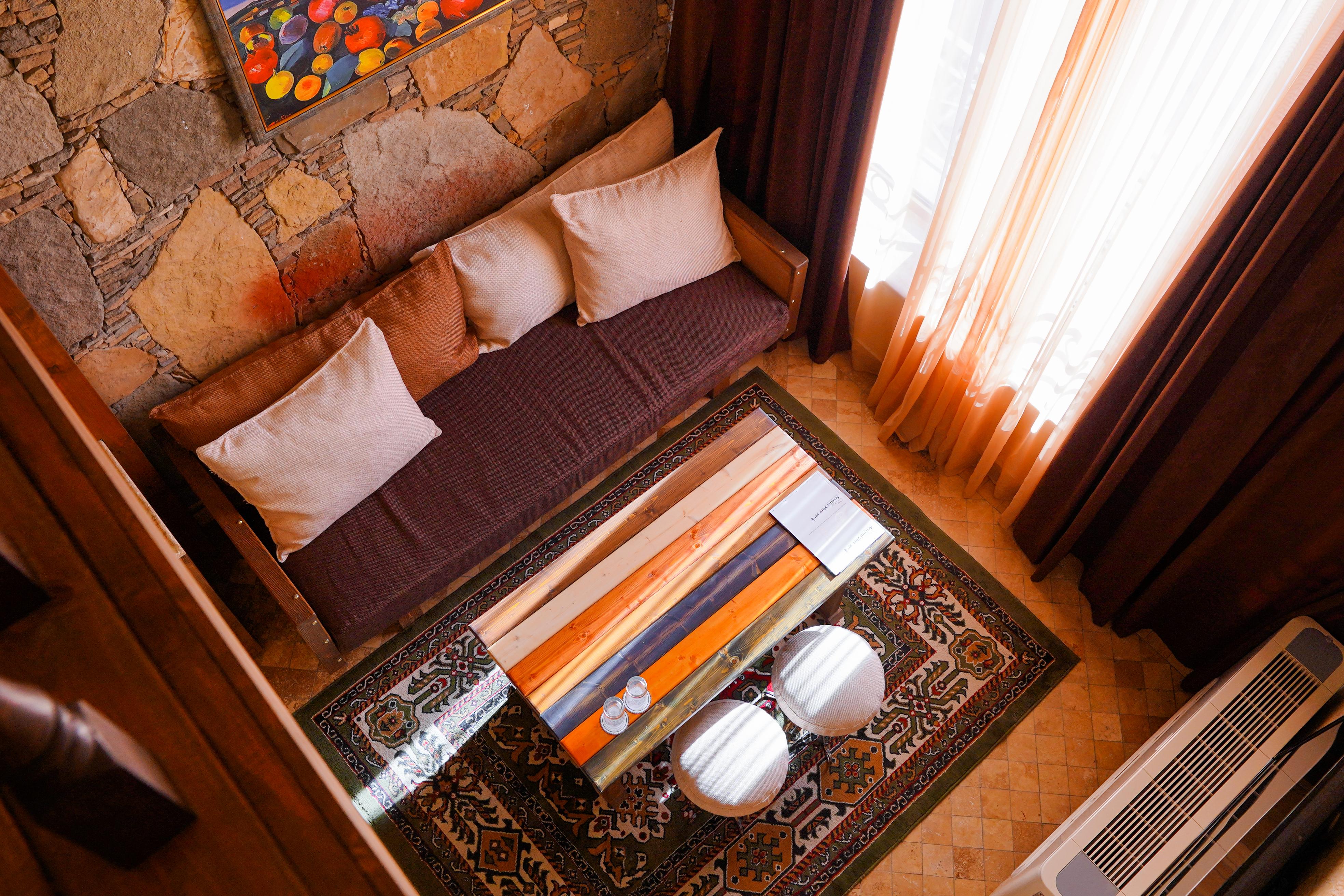 Caucasus Hotel Kasagh Dış mekan fotoğraf A living room with a carpet