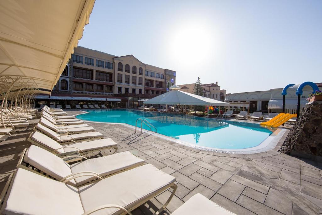 Caucasus Hotel Kasagh Dış mekan fotoğraf The swimming pool at the hotel