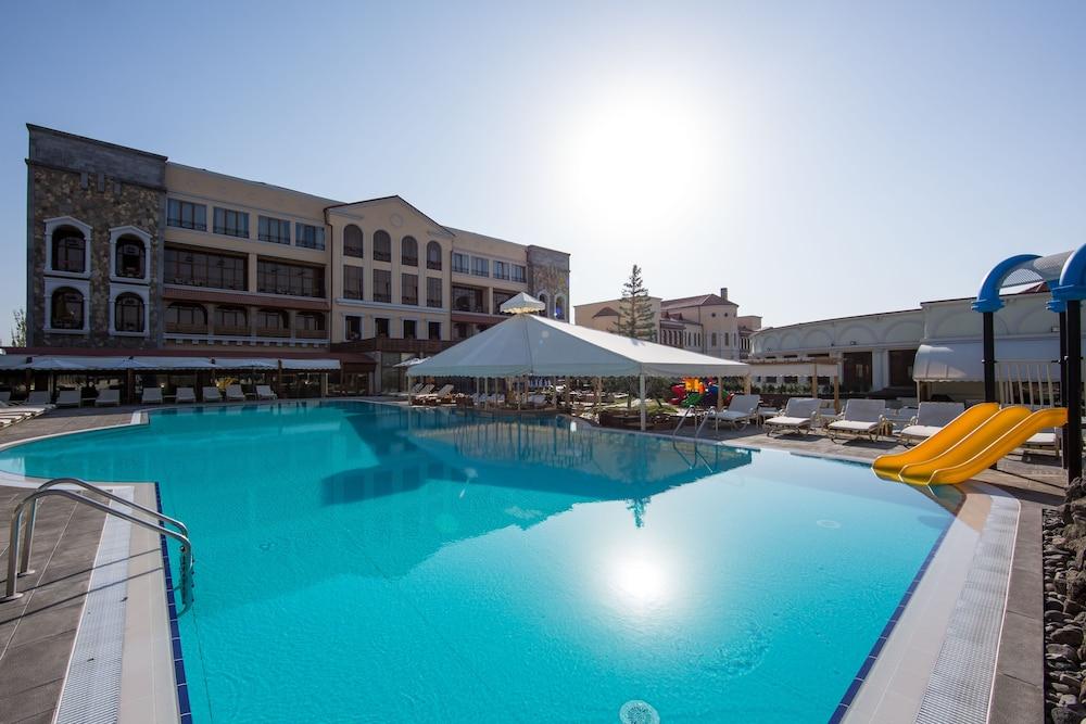 Caucasus Hotel Kasagh Dış mekan fotoğraf The swimming pool at the hotel